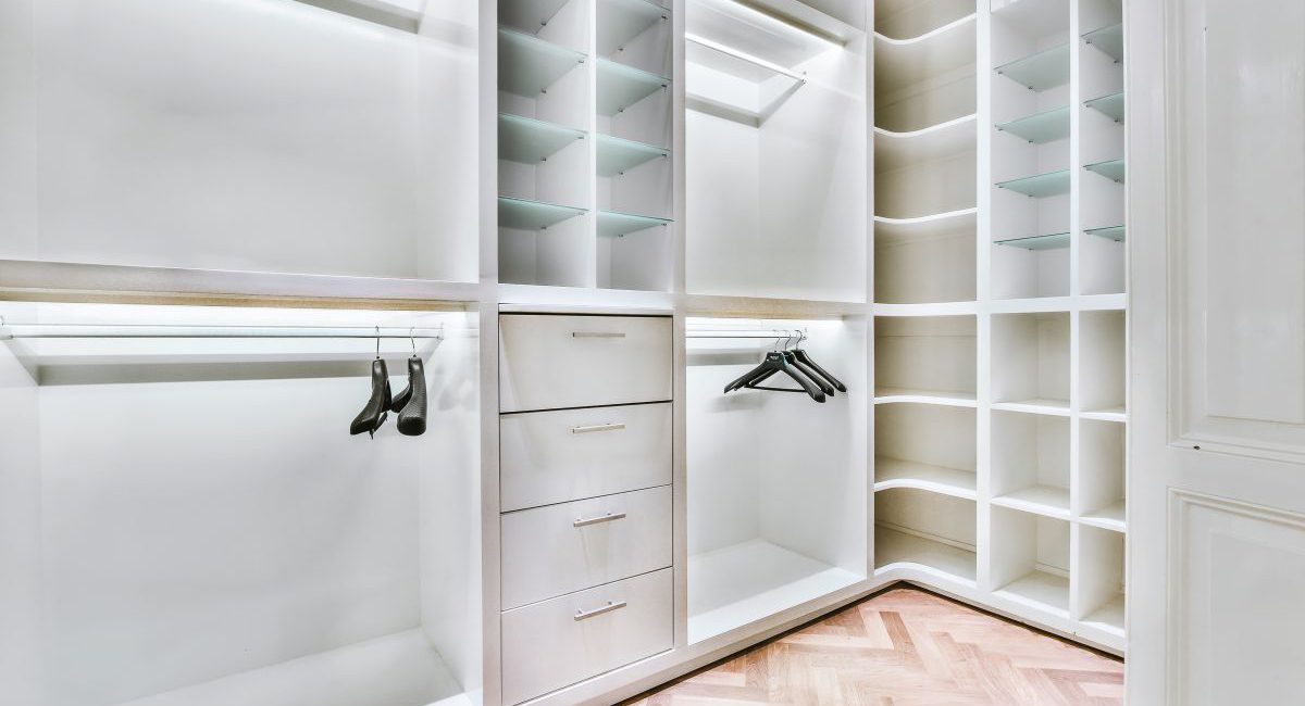 Układ półek w szafie przesuwnej można zaprojektować
